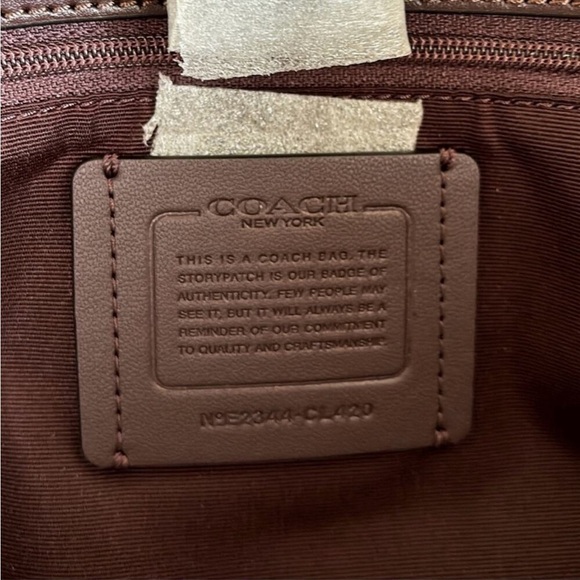 City Tote In Signature Canvas With Vintage Mini Rose Print - Picture 6 of 6